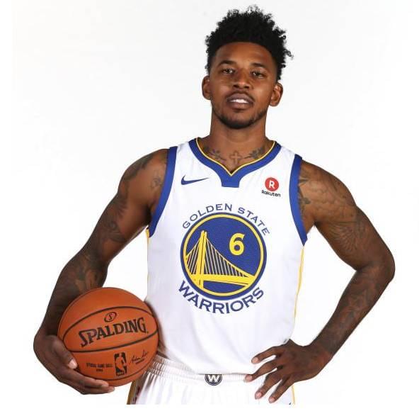 双后腰的站 双后腰的站